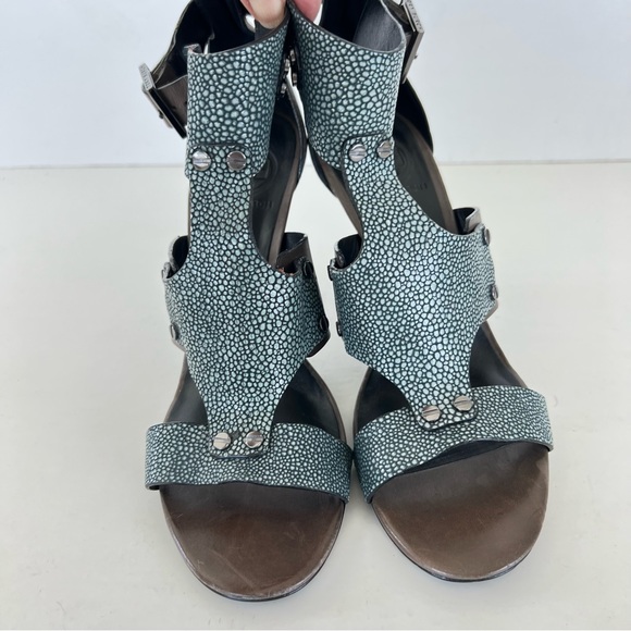 TORY BURCH Teagan Stingray Brown Blue Leather Caged T Strap Sandals Heels Sz 8 - Picture 3 of 15